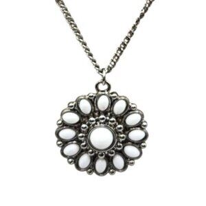 Vintage-Style Silver Tone Necklace With White Floral Pendant